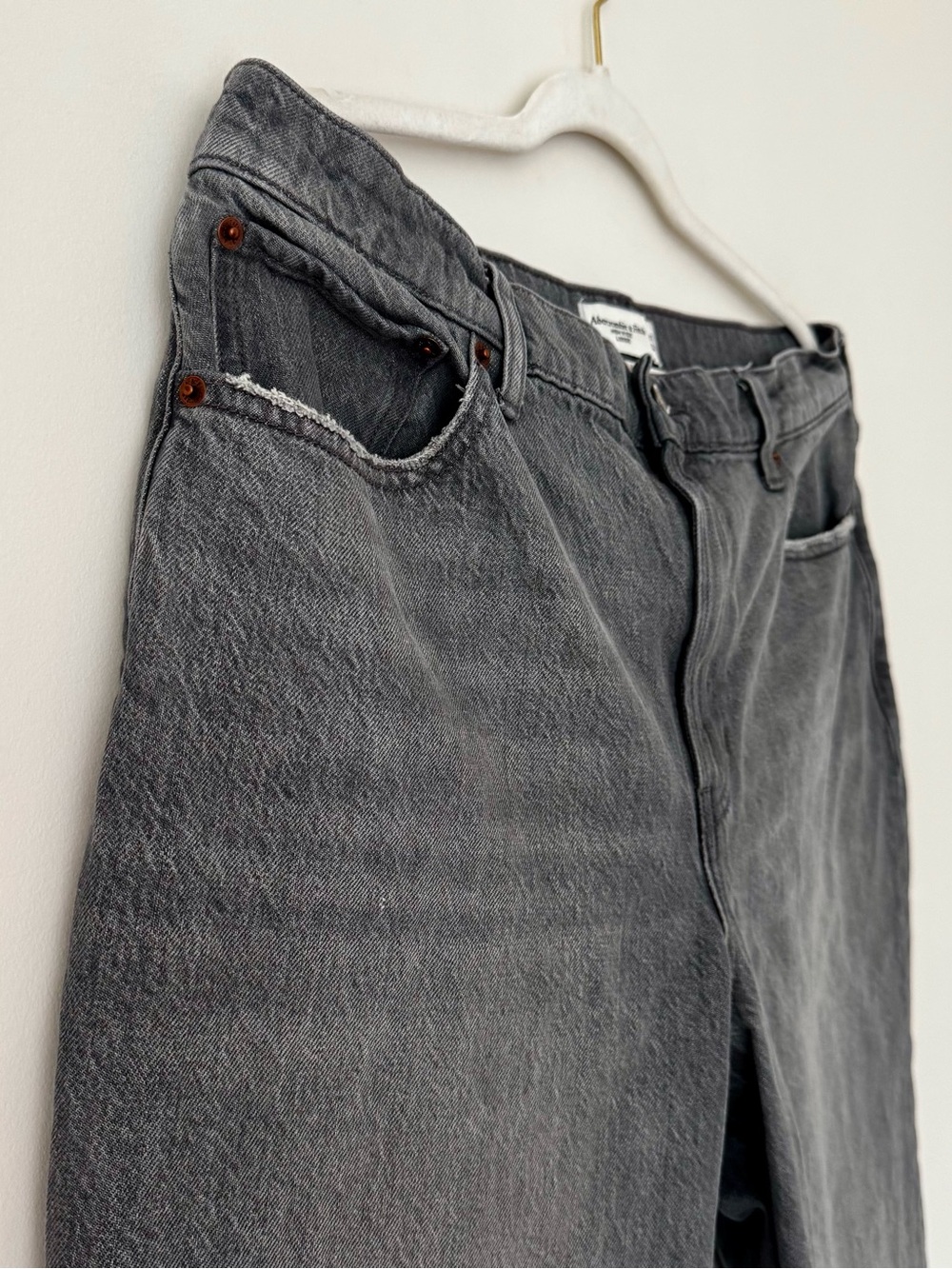 Abercrombie & Fitch High Rise Loose Jeans, Grey Wash Denim – Size 31 - Picture 3 of 8